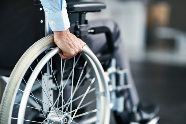 Invalidní vozík, invalidní vozík a mužská ruka držící volant v nemocnici pro zdravotní péči. Zdravotně postižený, pohybový problém a mužská osoba na klinice pro podporu a lékařskou péči s rukama pacienta a makléře. - Fotografie, Obrázek