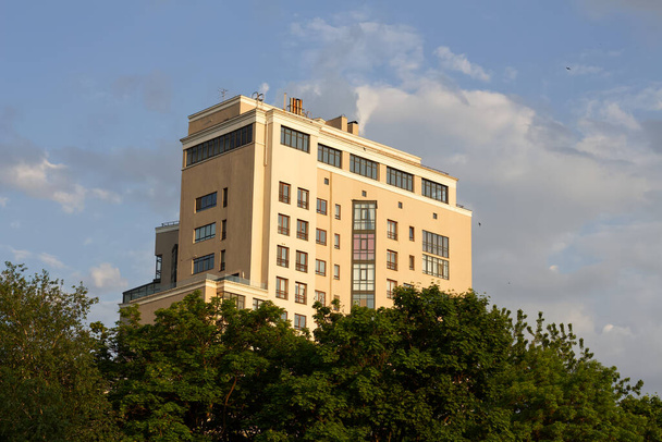 ストレルカ広場近くのハリコフの中心部にある高さのある家 - 写真・画像