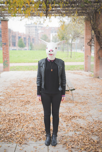 Kobieta z maska królik - Zdjęcie, obraz