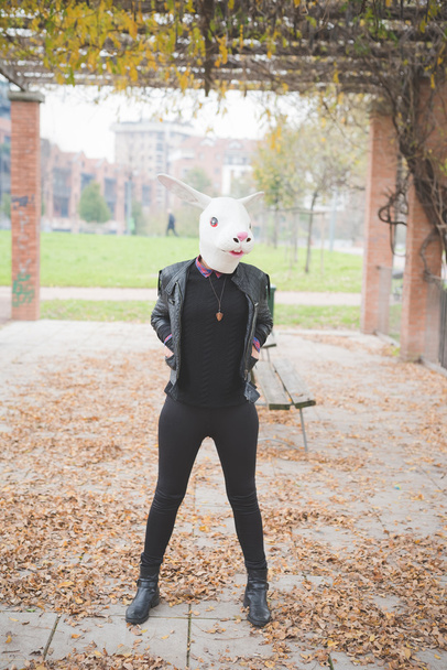 Женщина в маске кролика
 - Фото, изображение