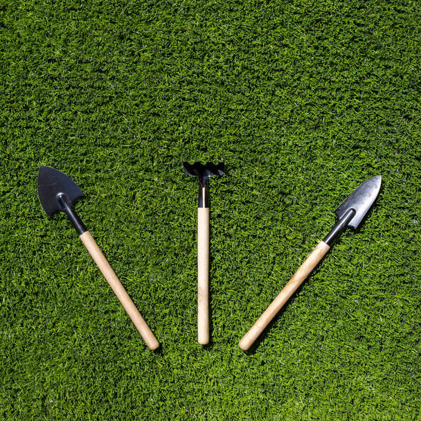 Garden tools on grass - Foto, afbeelding