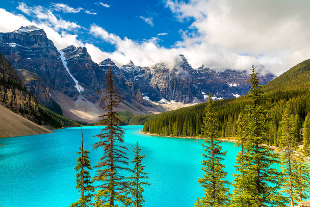 Panoramic view of Lake Moraine, Banff National Park Of Canada - Foto, afbeelding