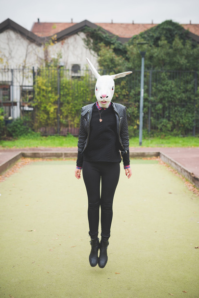 Жінка з маскою кролика
 - Фото, зображення