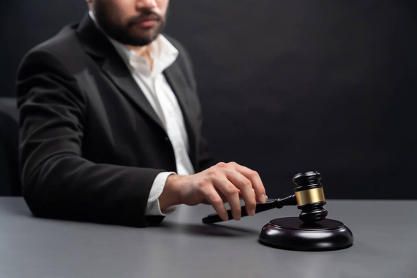 Фокус дерев'яний молоток з спаленим адвокатом у чорному костюмі, що тримає данину на фоні столу, символ правосуддя та цілісності, збалансоване та етичне рішення в суді правової рівності
 - Фото, зображення