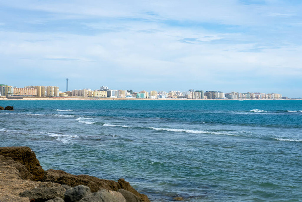 CADIZ, SPAIN - APRIL 30, 2023: Panoramic view of Cadiz bay in Cadiz, Spain on April 30, 2023 - Foto, imagen