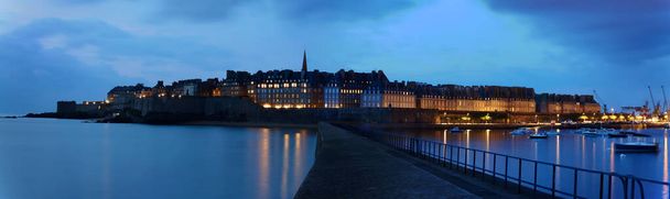 Πανοραμική νυχτερινή θέα της περιτειχισμένης πόλης Saint-Malo με καθεδρικό ναό του Αγίου Βικέντιου, διάσημο λιμάνι της πόλης Privateers είναι γνωστή ως πόλη corsair, Βρετάνη, Γαλλία . - Φωτογραφία, εικόνα