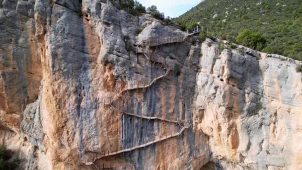 Panoramique belle vue aérienne vertigineuse impressionnante de bas en haut de l'escalier en bois à la falaise rocheuse dans le cadre du sentier de randonnée dans la gorge de Congost de Montrebei en Catalogne dans les Pyrénées, Espagne.Vidéo 4K - Séquence, vidéo