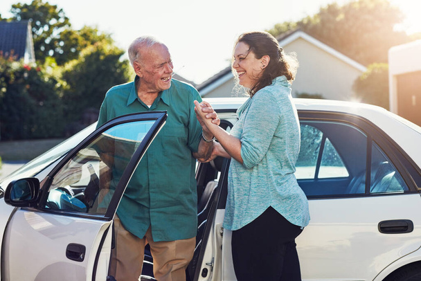 Autó, segítség és gondozó nő az öregember az idősek otthonában, nyugdíjas ellátás és rehabilitáció. Utazás, szállítás és a nők segítése idős férfi személy gépjármű egészségügyi szolgáltatás. - Fotó, kép