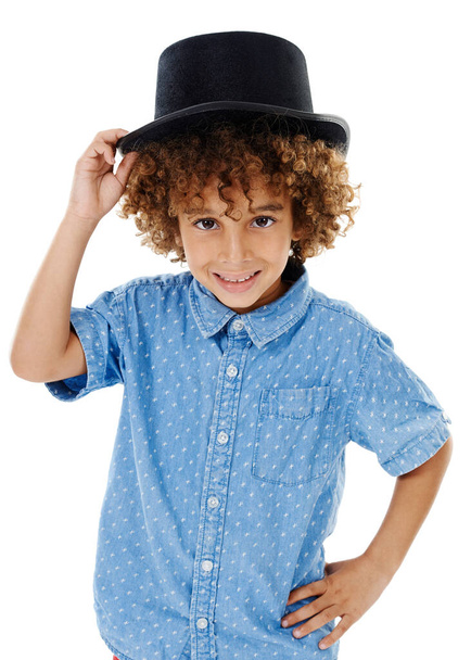 Рад знакомству с вами. Студийный снимок милого маленького мальчика в фанк-шляпе на белом фоне - Фото, изображение