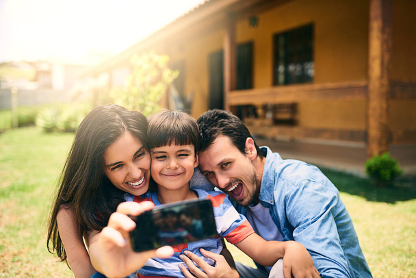 幸せな家族、自宅の外のソーシャルメディアのブログで自撮り、写真やプロフィール写真のためのリラックスして笑顔。母、父と子供が一緒に楽しい思い出、オンライン投稿や休日の週末の休憩のために笑顔. - 写真・画像