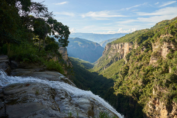 Majestic mountain scenery, view from the top of the Manchego waterfall, which falls into the Chicamocha canyon, in Aratoca, Santander, Colombia. - Foto, Bild