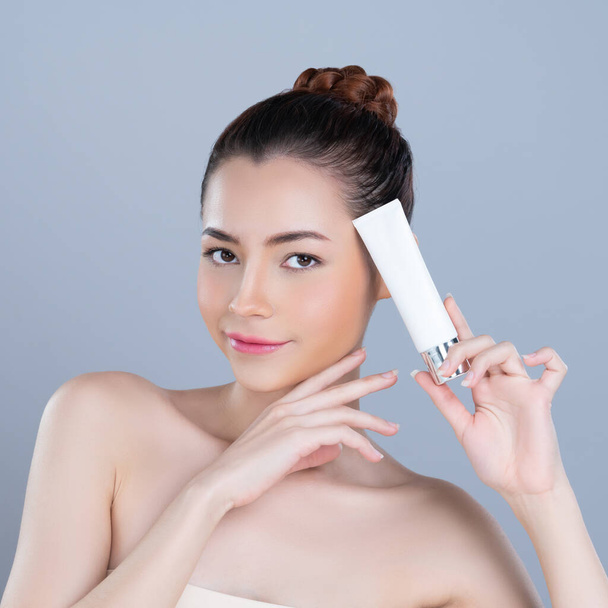 Glamoureuze mooie natuurlijke cosmetische huid portret hold mockup tub moisturizer crème voor huidverzorging, anti-aging product reclame in geïsoleerde achtergrond. - Foto, afbeelding