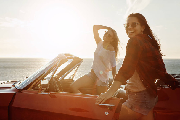 Když je léto, musíš sundat vršek. dvě šťastné mladé ženy si spolu užívají letní výlet - Fotografie, Obrázek