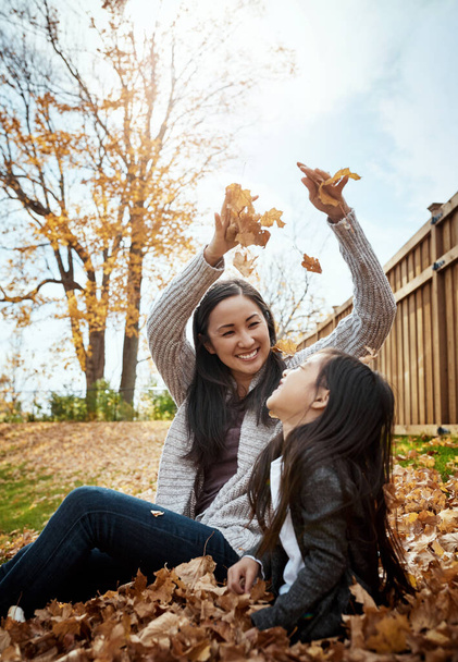 秋は楽しい時間と素晴らしい思い出をもたらします。秋の屋外で過ごす可愛い女の子 - 写真・画像