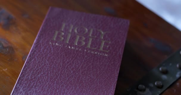 Rack Fokus der Heiligen Bibel - Filmmaterial, Video