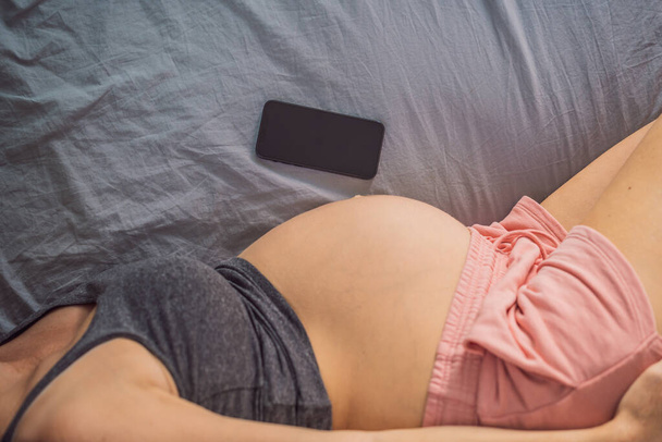 Pregnancy mockup app. Mobile pregnancy online maternity application. Pregnant mother using phone mock up. Pregnancy, medicine, pharmaceutics, health care and people concept. - Foto, Bild