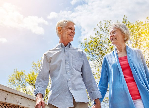 灰色の年を最も明るい年にします。幸せな先輩夫婦が外でリラックスした散歩をして - 写真・画像
