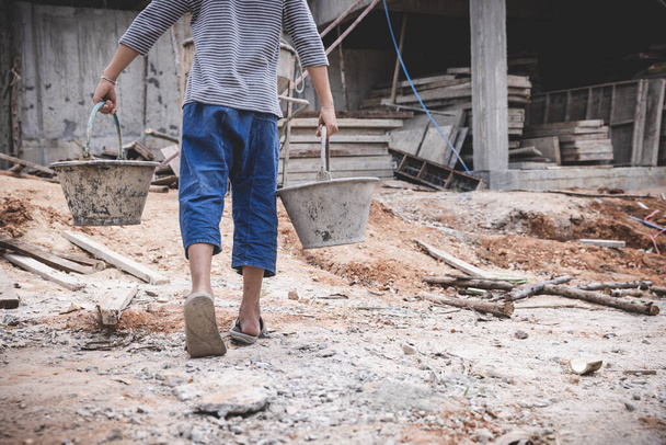 мальчики трудятся на строительной площадке, Против детского труда, Бедные дети, Строительные работы, Насилие детей и торговля людьми - Фото, изображение