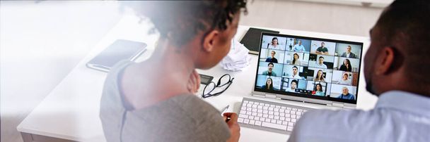 Reunión de videoconferencia en línea en la tableta en la oficina - Foto, imagen