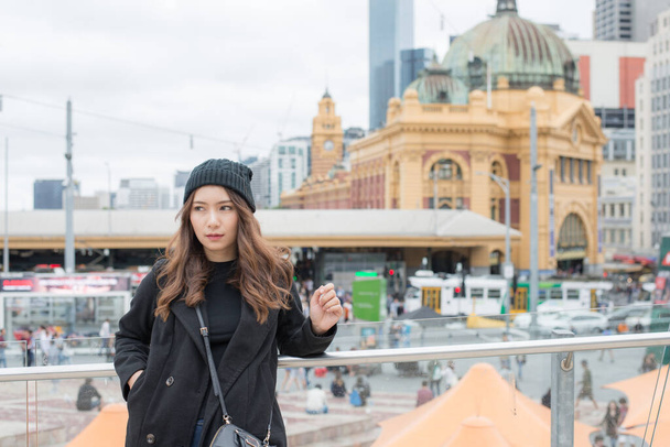 Portret Azjatki podróżującej do Melbourne, najbardziej żyjącego miasta na świecie w stanie Victoria w Australii. - Zdjęcie, obraz