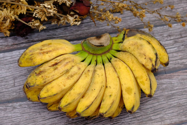 Леді Фінґер банани - диплоїдні сорти муз-акумінат. Вони маленькі, худі та солодкі. Пізанг Емас. купа свіжих золотих бананів.. - Фото, зображення