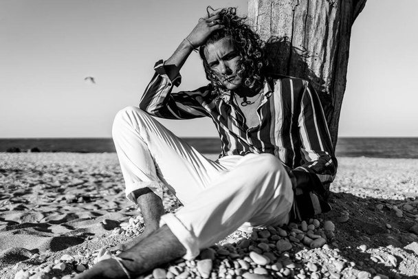 Young confident man portrait at the beach. Black and white image.  - Foto, imagen