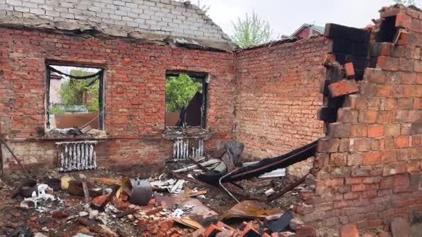 Ukrayna 'nın bir köyünde bir füze saldırısı sonucu yıkılan özel bir ev. Evin çatısı yok, duvarı yok, penceresi yok, yıkılmış duvarlardan dökülen tuğlaları yok. Rus-Ukrayna Savaşı 2022 - Video, Çekim