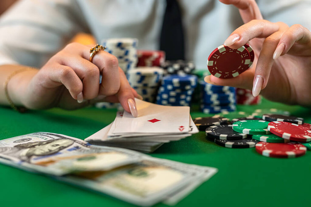 жінка в чорному рахує фішки за гроші і збирає ставки під час гри в покер в казино. концепція азартних ігор. жінка і покер. ізольовані
 - Фото, зображення
