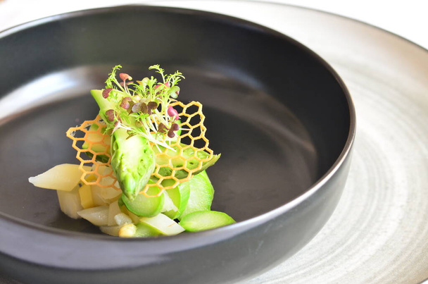 アスパラガスのサラダ ブラックボウルで緑と白のアスパラガス,健康的な食べ物 - 写真・画像