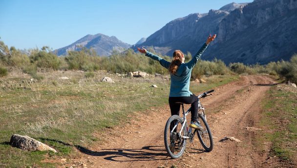 Woman in mountain bike in countryside - Foto, Bild