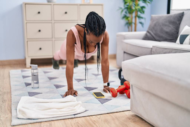 Afrikai amerikai nő edzés push up otthon - Fotó, kép