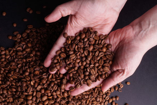 Руки держат кофейные зерна
 - Фото, изображение