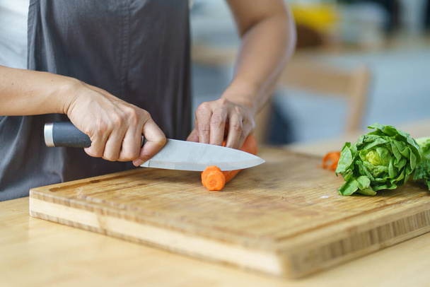 Подготовка пищи женщина готовит овощной салат на кухне Здоровое питание Здоровое питание - Фото, изображение