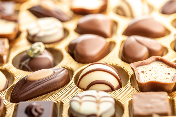 Sweet chocolate pralines.  Tasty chocolate truffles in the box. - Foto, Imagen