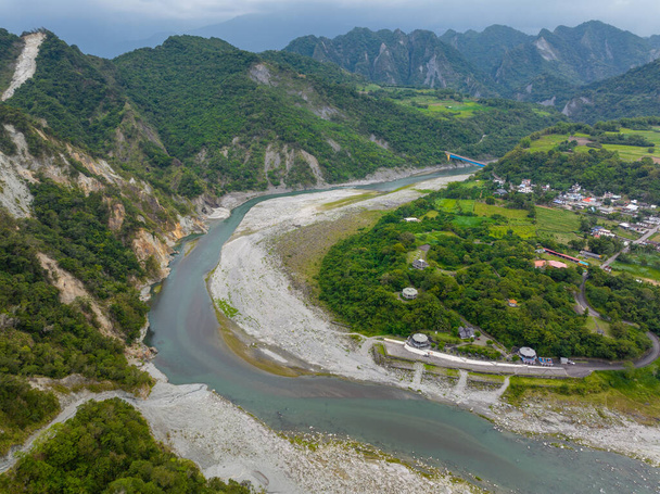 Вид з висоти на долину річки Хуінь тароко в Тайвані. - Фото, зображення