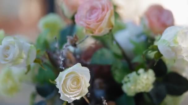 Boeket van synthetische bloemen, close-up - Video