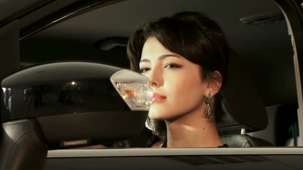 Όμορφα μαύρα μαλλιά γυναίκα που κάθεται στο αυτοκίνητο - Πλάνα, βίντεο