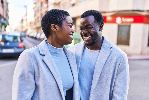 Чоловік і жінка пара посміхається впевнено стоячи разом на вулиці
 - Фото, зображення
