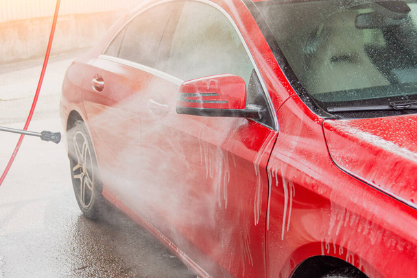 圧力ジェットサイドドアとリアビューミラー付きの赤い車の洗浄 - 写真・画像