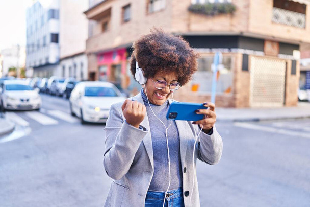 Afrykańska amerykanka wykonawcza gra wideo na ulicy - Zdjęcie, obraz