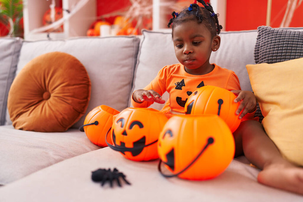 Afroamerykanka dziewczyna mając halloween party noszenie kostium dyni w domu - Zdjęcie, obraz