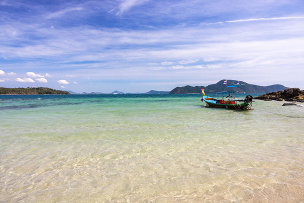 Ko Bon, een klein eiland ten zuiden van Phuket, niet bekend en niet te druk. Azure lucht en turquoise zee, een echt paradijsje. - Foto, afbeelding