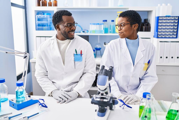 Άνδρες και γυναίκες επιστήμονες χαμογελούν σίγουροι στο εργαστήριο - Φωτογραφία, εικόνα
