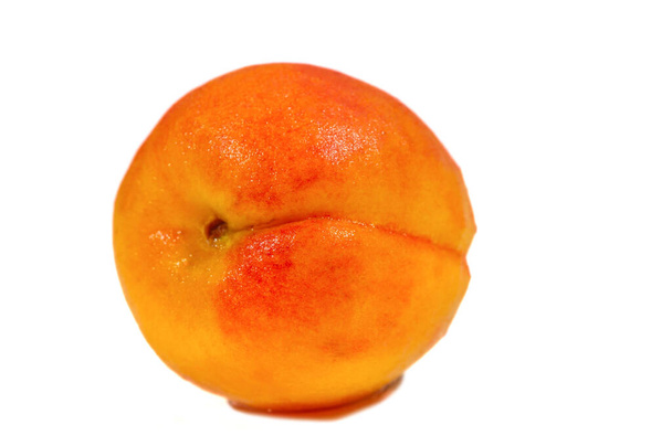 Aprikoosi. Vaikka heidän oma nimensä on Prunus armeniaca, aprikoosit luultavasti tulevat Kiinasta, ei Armeniasta. Ensimmäiset tunnetut tiedot hedelmistä ovat keisari Yun ajalta, noin vuodelta 2200 eaa., - Valokuva, kuva