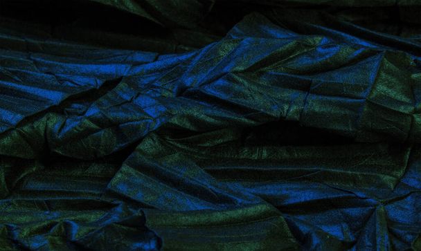 μαύρο μεταξωτό ύφασμα με μπλε σμαραγδένιες ρίγες, τσαλακωμένο ύφασμα. υφή. Αφηρημένο σκούρο πράσινο φόντο, εφέ υφής. πρότυπο. ταπετσαρία. - Φωτογραφία, εικόνα