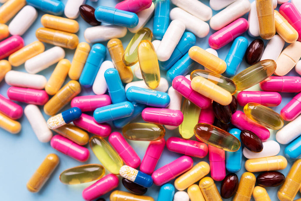 Un montón de coloridas píldoras y cápsulas para diferentes síntomas. Concepto de salud y medicina - Foto, imagen