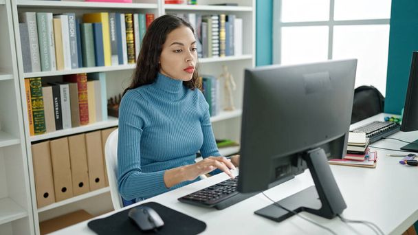 Jovem bela mulher hispânica estudante usando computador na sala de aula da universidade - Foto, Imagem