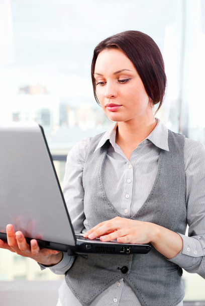 Kaunis liiketoiminnan nainen keskittyy työskennellessään tietokoneella
 - Valokuva, kuva