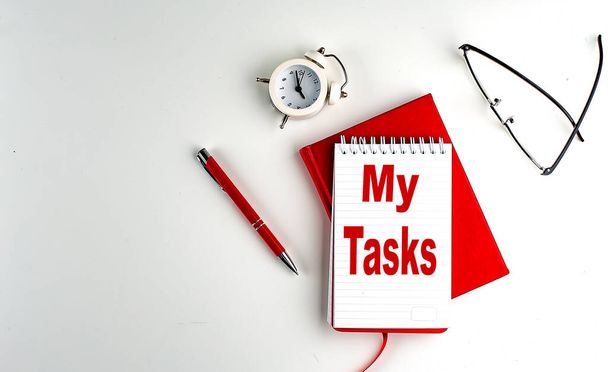 Az én feladataim szöveg egy notebook, piros toll és notebook, üzleti koncepció, fehér háttér - Fotó, kép