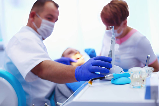 Diş kliniğinde diş aletleri tutmanın ayrıntıları. Dişçi Konsepti. - Fotoğraf, Görsel